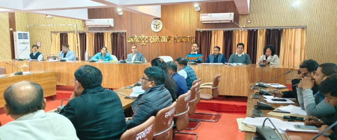 जिले के विकास कार्यों में अधिकारी तेजी लाये, निर्धारित लक्ष्य पर कार्य को पूर्ण करें-&nbsp;DM