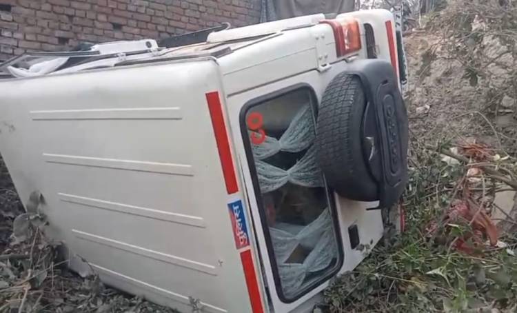 CO की कार की टक्कर से महिला की हुई मौत, खाई में पलटी&nbsp;गाड़ी