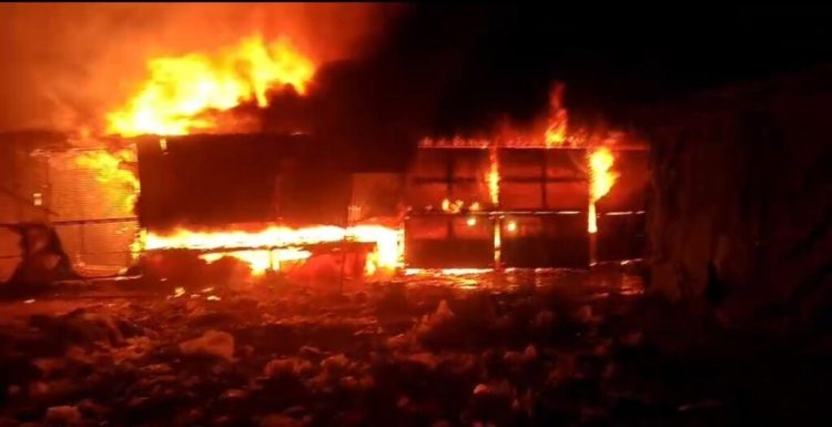 शिवद्वार धाम के पास स्थित अस्थायी दुकानों में लगी भीषण&nbsp;आग