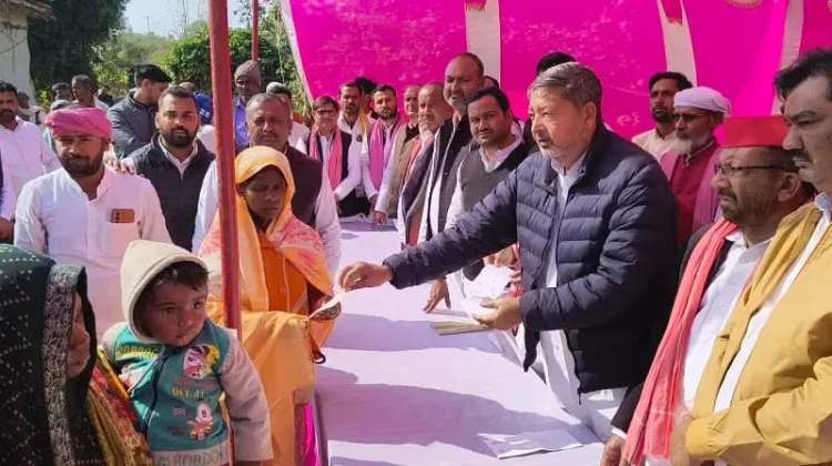 खनन हादसे में सभी 7 मृतक के परिवारों को सपा प्रतिनिधिमंडल ने दिया एक- एक लाख का&nbsp;चेक