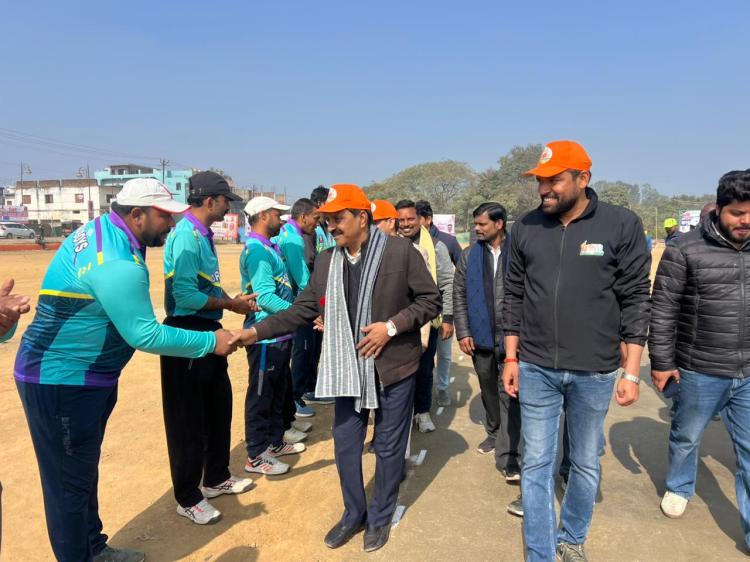 विधायक खेल महाकुंभ: चोपन और ओबरा के बीच हुआ शानदार क्रिकेट&nbsp;मैच