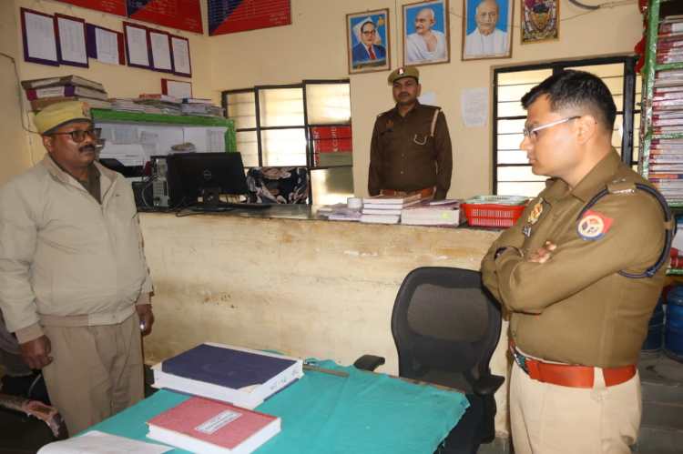 SP ने किया घोरावल थाने का औचक&nbsp;निरीक्षण