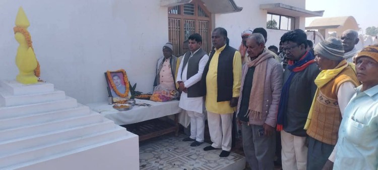 दिवंगत विधायक विजय सिंह गोंड़ को श्रद्धांजलि देने पहूँचे हज़ारों&nbsp;लोग