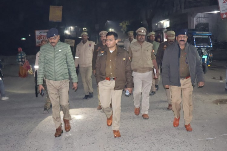 SP ने रॉबर्ट्सगंज नगर में किया पैदल गश्त, संदिग्धों से की&nbsp;पूछताछ