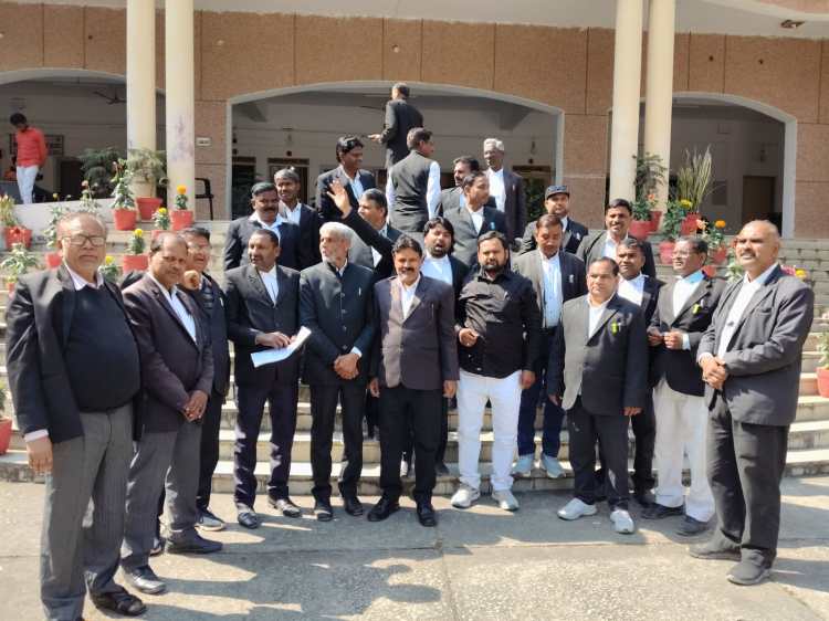 यूजीसी बिल लागू करने के लिए वकीलों ने कलेक्ट्रेट पर किया&nbsp;प्रदर्शन