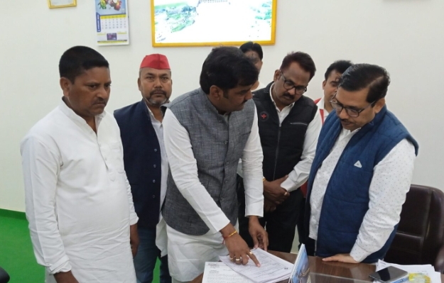 सपाइयों ने लगाया मतदाता सूची में गड़बड़ी का आरोप, सौंपा&nbsp;ज्ञापन