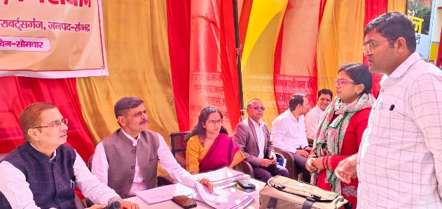 ग्राम पंचायत पकरी में जनचौपाल लगाकर कमिश्नर ने  सुनी ग्रामीणों की&nbsp;समस्याएं