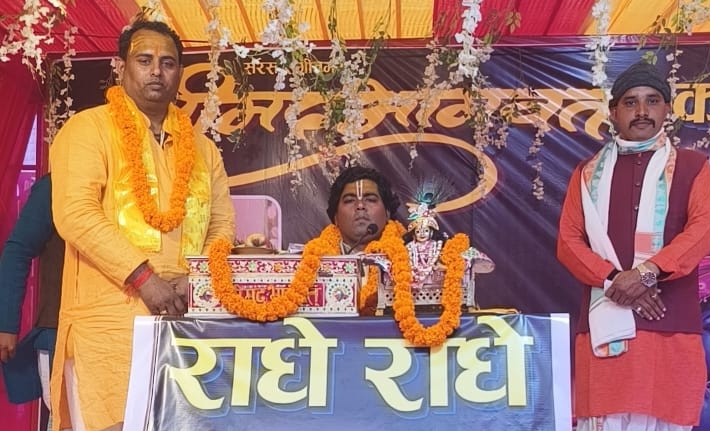 उरमौरा स्थित गायत्री भवन परिसर में भागवत कथा सुनने को जुटे&nbsp;श्रद्धालु