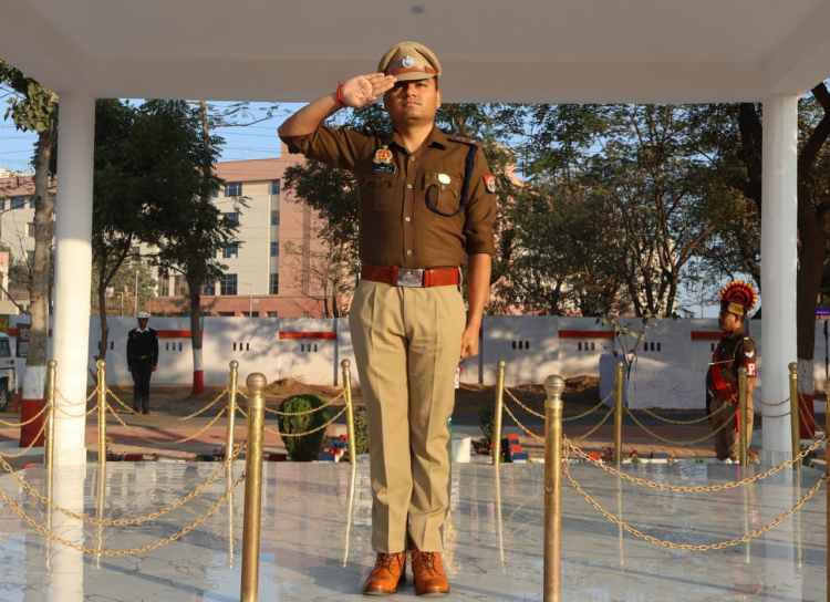 SP ने रिज़र्व पुलिस लाइन में साप्ताहिक शुक्रवार परेड की ली&nbsp;सलामी