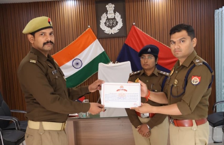 2 पुलिसकर्मियों को “कॉप ऑफ द मंथ” से SP ने किया&nbsp;सम्मानित