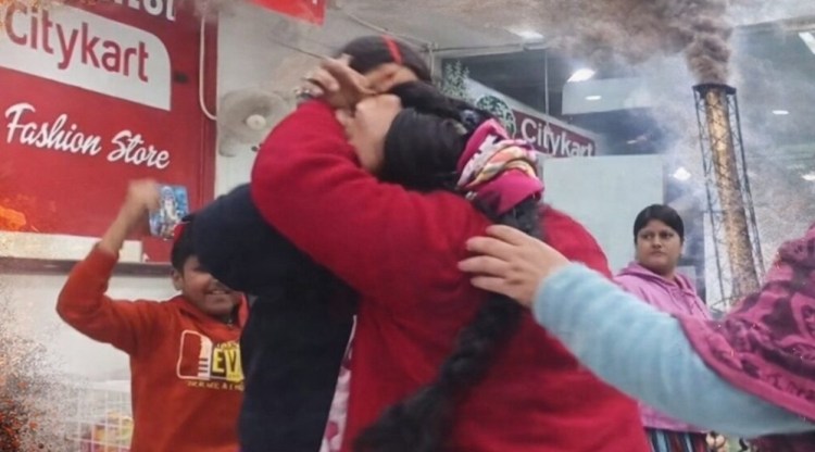 सोनभद्र का एक शॉपिंग मॉल बना अखाड़ा: दो महिलाओं में हुई जमकर हाथापाई, मचा&nbsp;हड़कंप