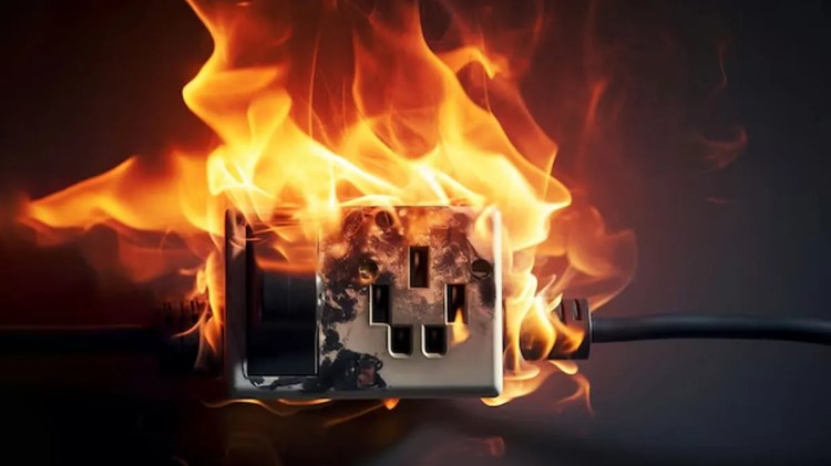 शॉर्ट सर्किट से लगी घर में आग, समान जलकर&nbsp;राख
