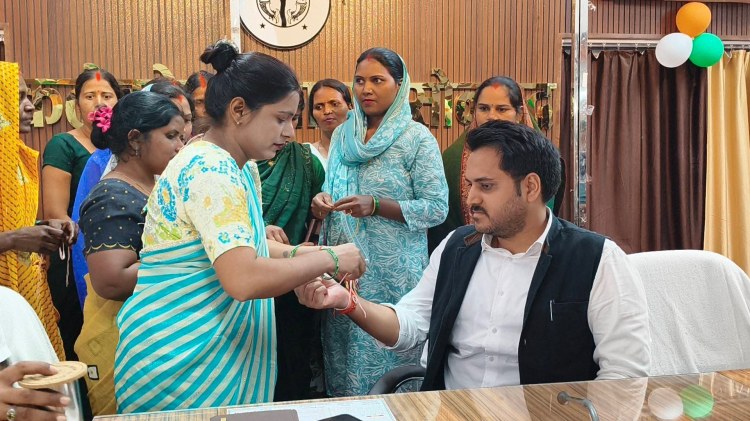 DM की कलाई पर सजी स्वदेशी राखी: समूह की बहनों ने दिया स्वावलंबन का संदेश, 150 महिलाएं बना रहीं 20 हजार&nbsp;राखियां