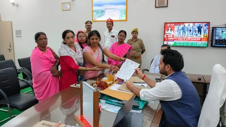 सोनभद्र में आंगनबाड़ी कार्यकर्ताओं ने मुख्यमंत्री को भेजा धन्यवाद पत्र, प्रोत्साहन राशि को मूल मानदेय में शामिल करने की उठाई&nbsp;मांग